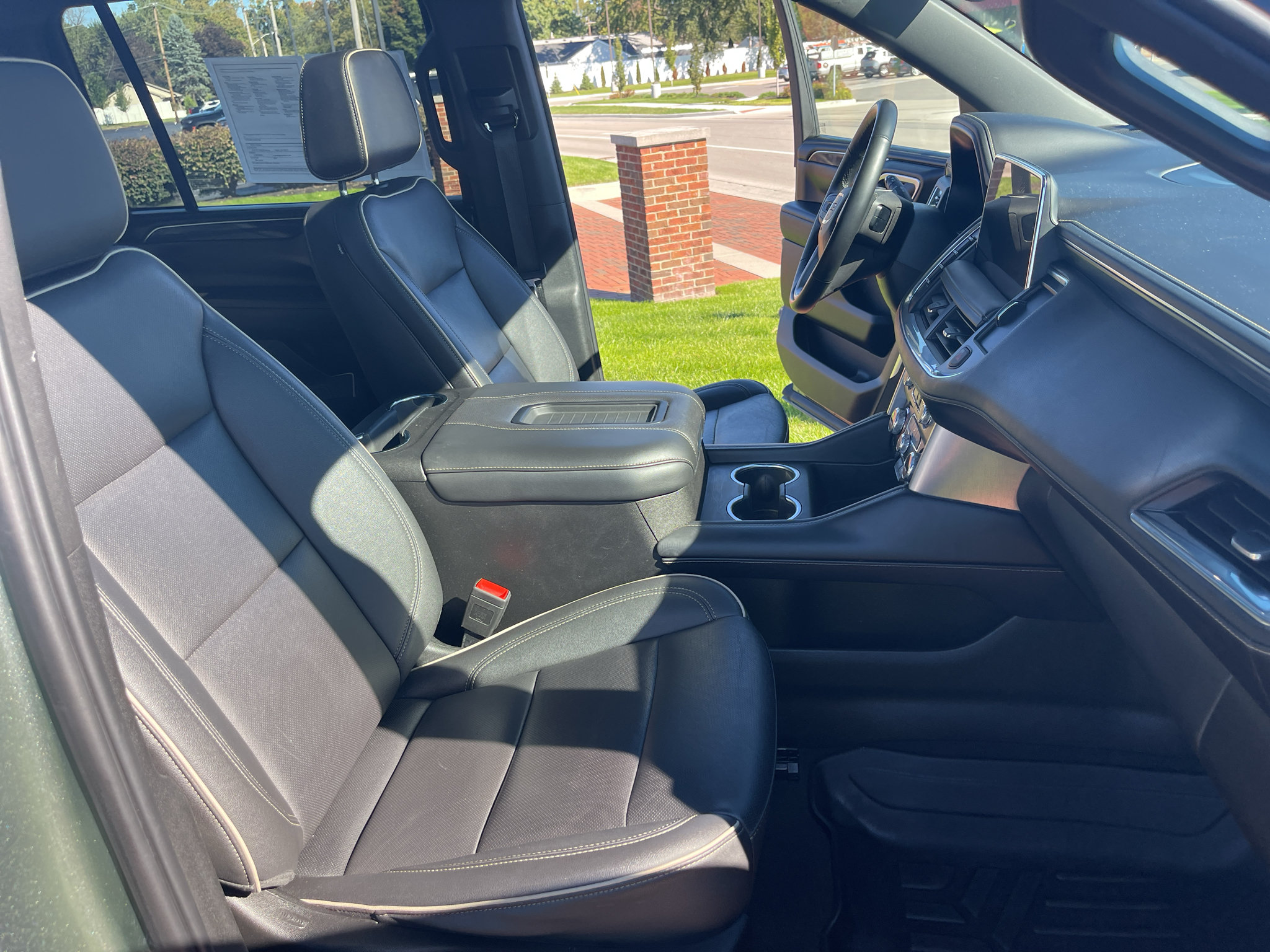 Used 2023 GMC Yukon XL SLT w/ SLT Luxury Package AWD/4WD image 34