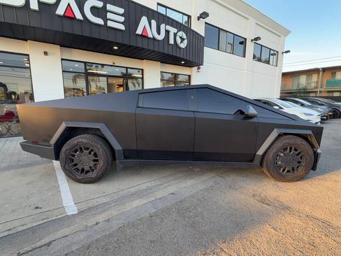 Used 2024 Tesla Cybertruck AWD Crew Cab image 8