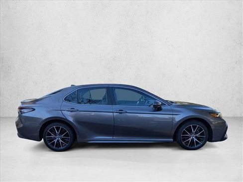 Used 2021 Toyota Camry SE image 4