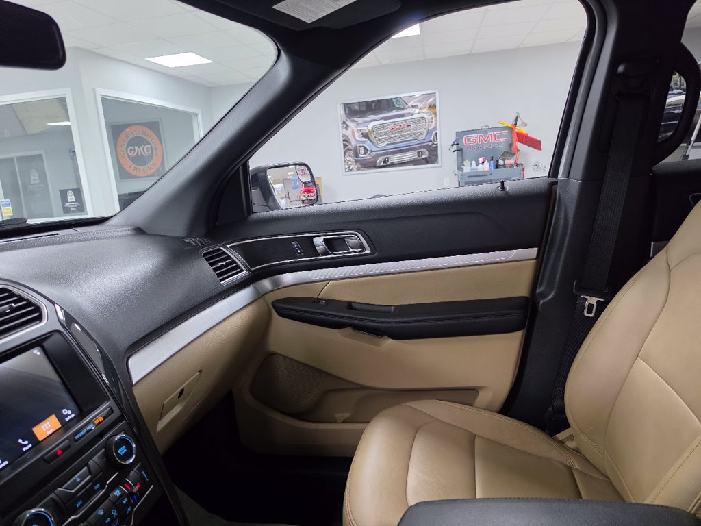 Used 2017 Ford Explorer XLT w/ Equipment Group 202A AWD/4WD image 23