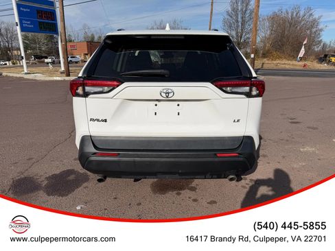 Used 2021 Toyota RAV4 LE image 4