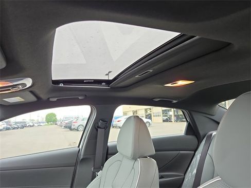 New 2025 Hyundai Elantra Limited image 29