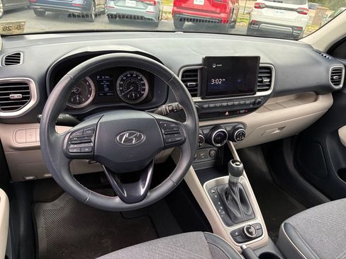 Used 2021 Hyundai Venue FWD image 25