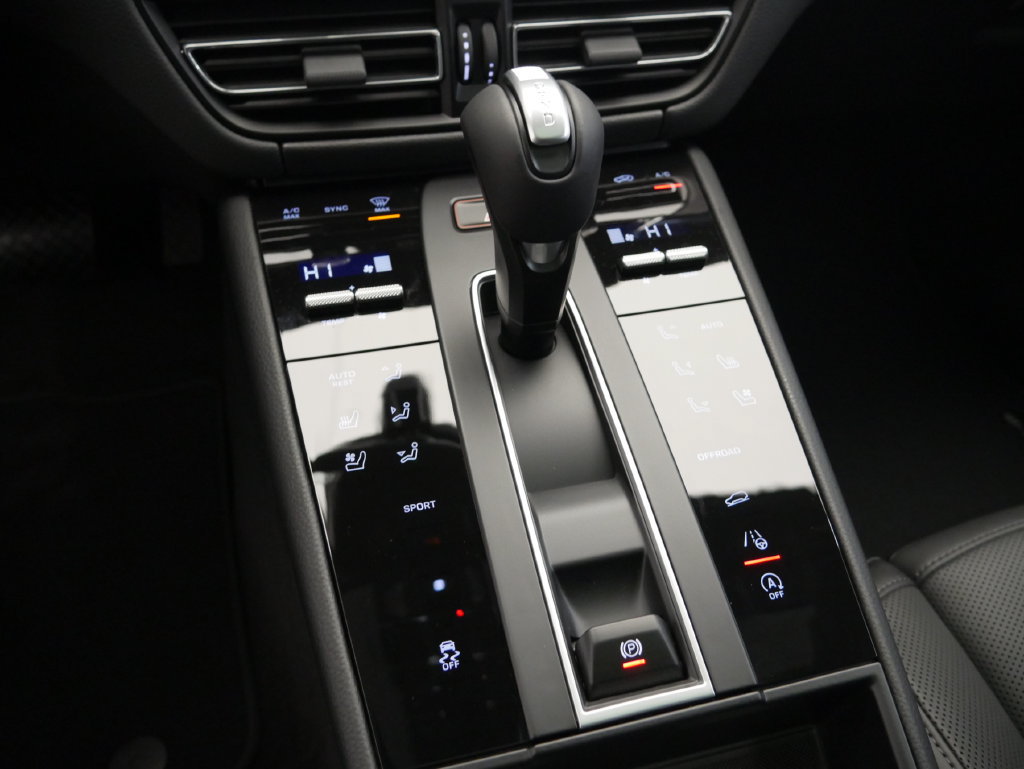 Certified 2026 Porsche Macan AWD/4WD image 44