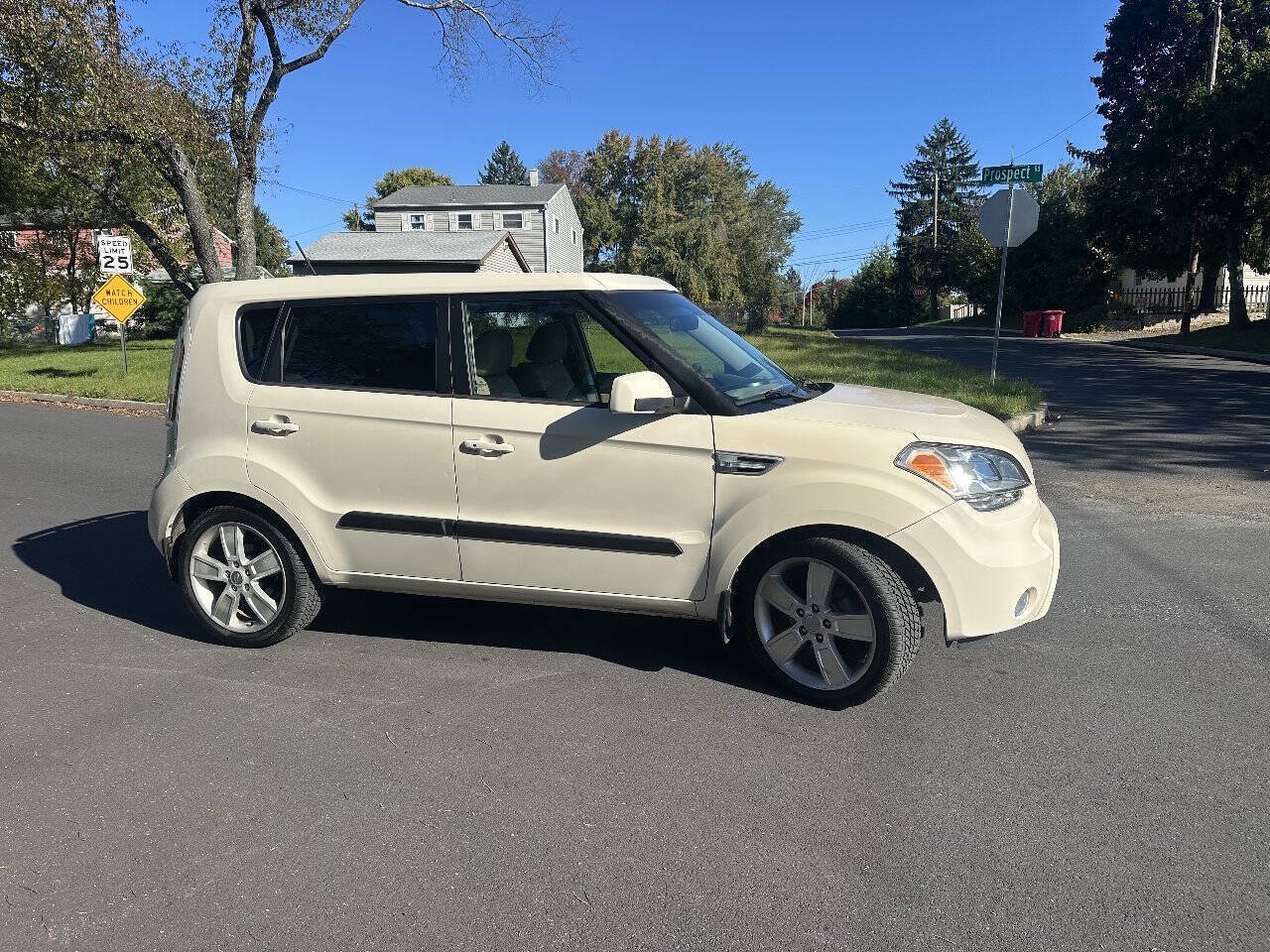 Used 2011 Kia Soul ! FWD image 5