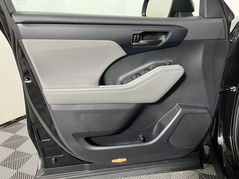 Used 2023 Toyota Highlander LE image 18