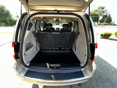 Used 2015 Chrysler Town & Country Touring w/ Driver Convenience Group image 31