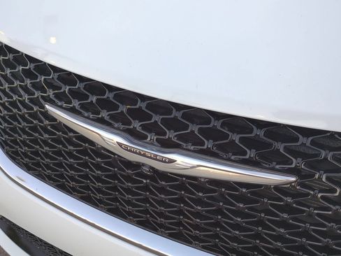 Used 2023 Chrysler Pacifica Touring-L FWD image 28