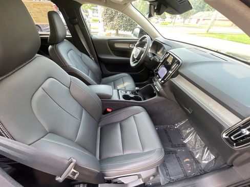 Used 2025 Volvo XC40 B5 Core AWD/4WD image 16