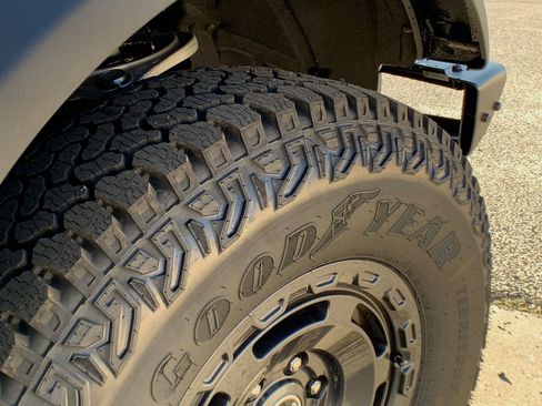 New 2025 Ford Bronco Badlands image 12