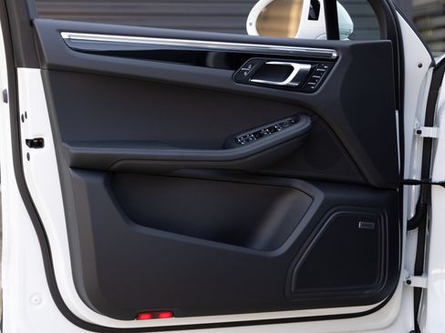 Certified 2026 Porsche Macan AWD/4WD image 17