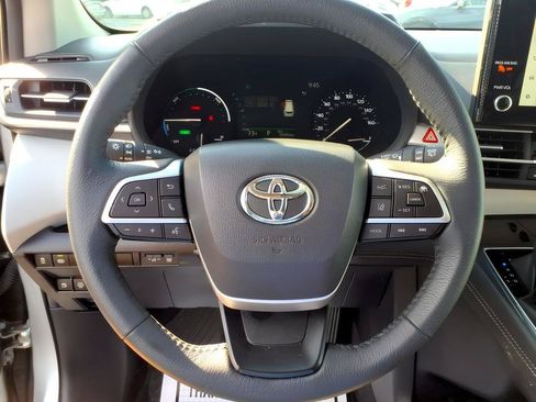 Used 2025 Toyota Sienna XLE FWD image 25