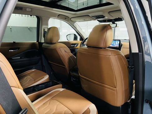 New 2026 Nissan Pathfinder Platinum image 32