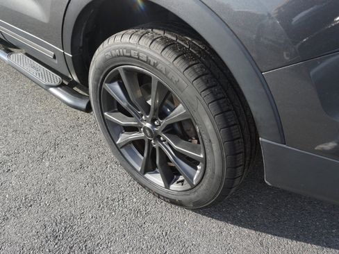 Used 2017 Ford Explorer XLT w/ Equipment Group 202A image 9