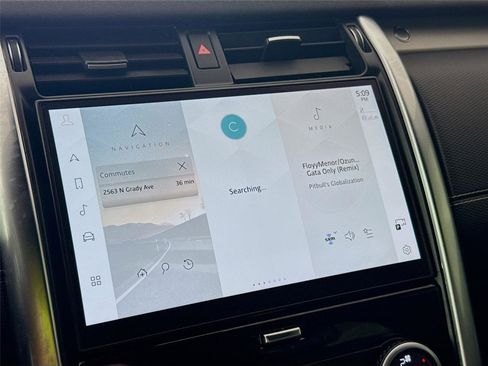 Used 2023 Land Rover Discovery Metropolitan Edition image 8