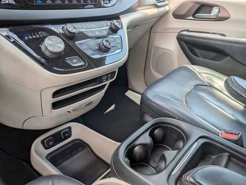 Used 2018 Chrysler Pacifica Touring-L w/ Tire & Wheel Group FWD image 32