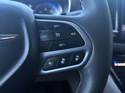 Used 2024 Chrysler Pacifica Touring-L image 36