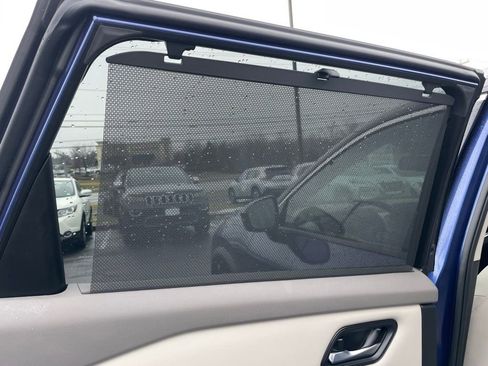 Used 2022 Nissan Rogue SL w/ SL Premium Package image 9