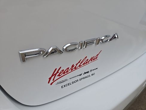 New 2026 Chrysler Pacifica Select image 19