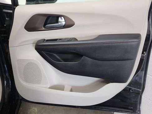 Used 2017 Chrysler Pacifica Touring-L FWD image 31