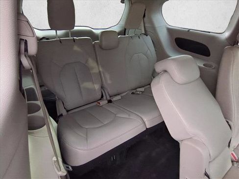 Used 2017 Chrysler Pacifica Touring-L Plus image 21