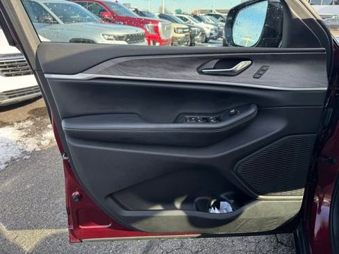 Used 2023 Jeep Grand Cherokee Limited w/ Luxury Tech Group II image 12