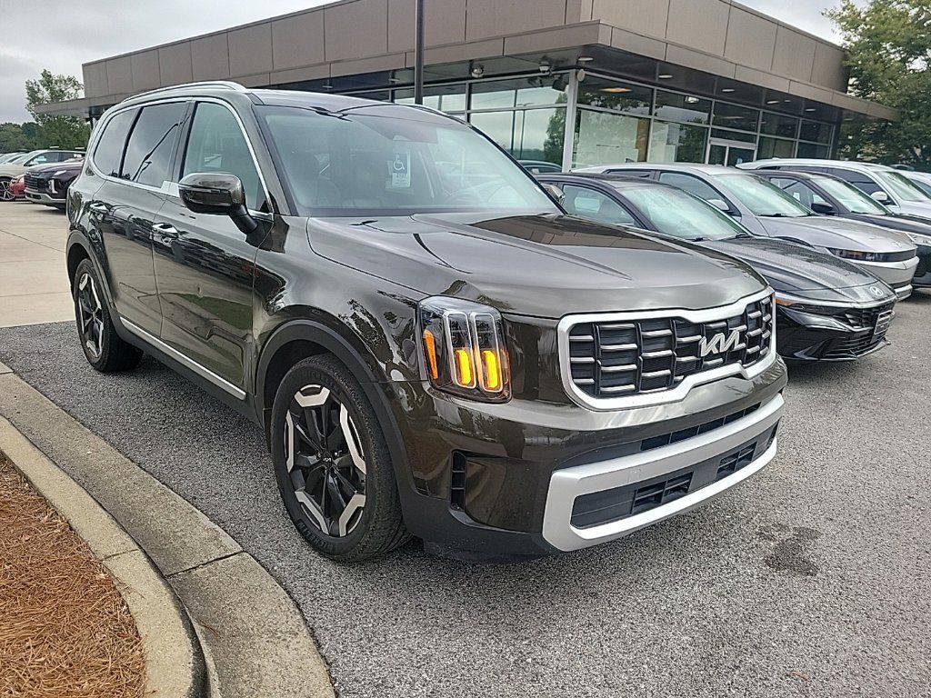 Used 2024 Kia Telluride S w/ S Sunroof Package FWD image 2