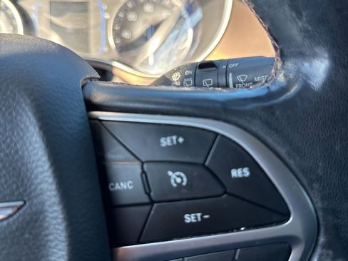 Used 2019 Chrysler Pacifica Touring-L image 14