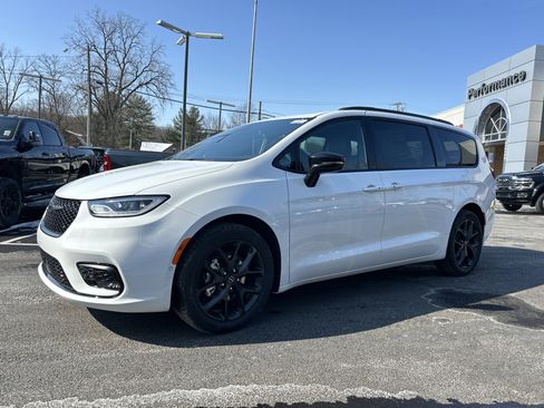 New 2026 Chrysler Pacifica Select w/ S Appearance Package FWD image 24