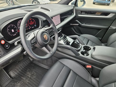 Used 2025 Porsche Cayenne AWD/4WD image 4