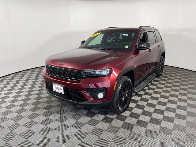 Used 2025 Jeep Grand Cherokee Altitude AWD/4WD image 3