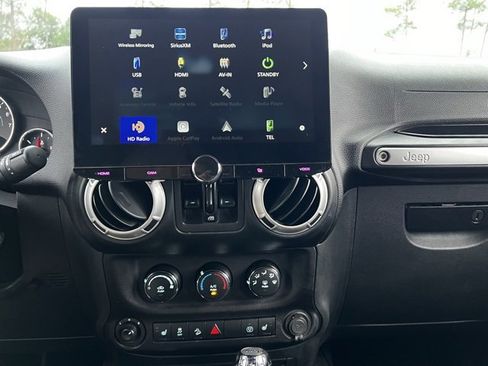 Used 2017 Jeep Wrangler Unlimited Sahara image 25