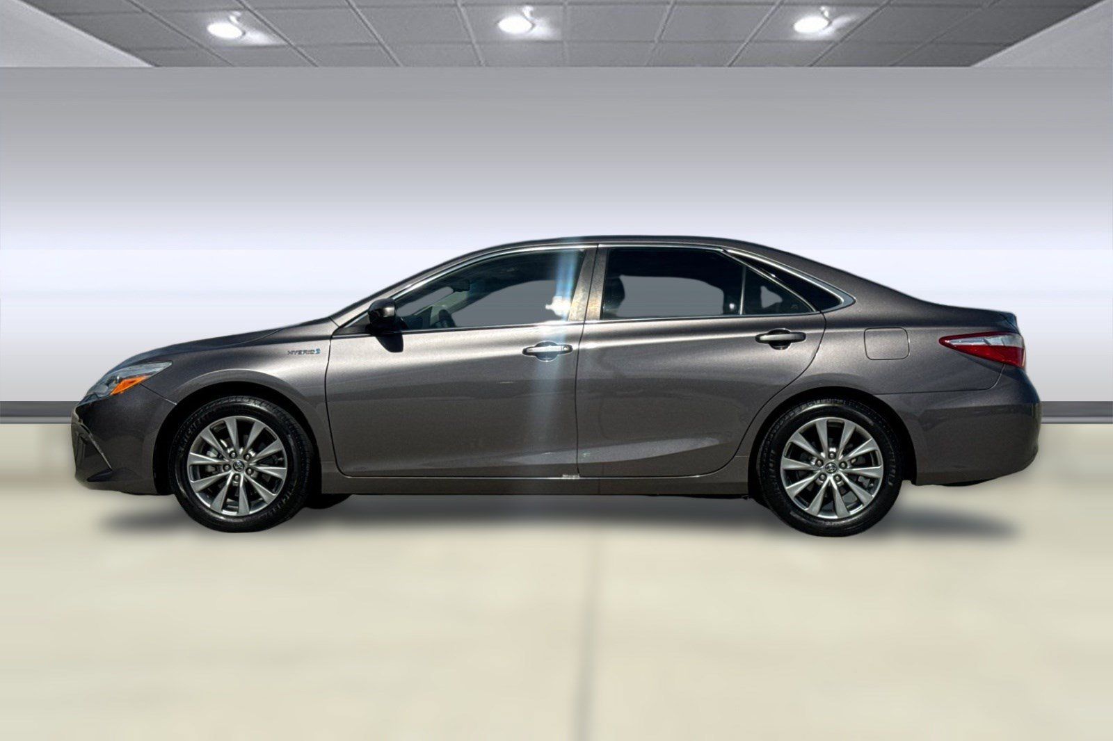 Used 2015 Toyota Camry XLE w/ Moonroof Package FWD image 2