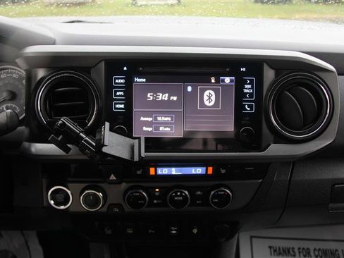 Used 2016 Toyota Tacoma TRD Off-Road w/ Premium & Technology Package AWD/4WD image 28
