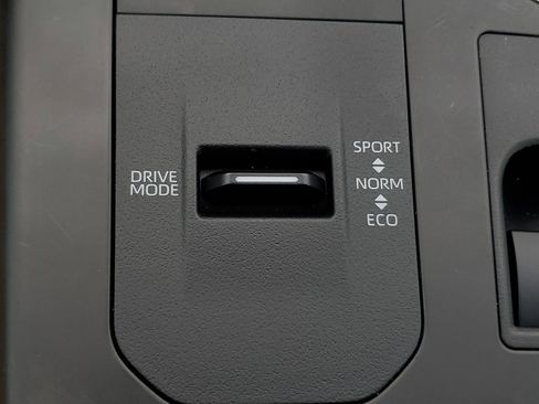 Used 2024 Toyota Highlander XLE image 28