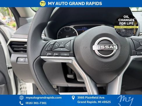 Used 2025 Nissan Altima 2.5 SV FWD image 15