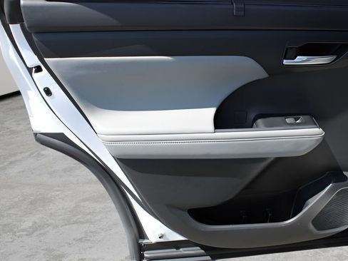 Used 2023 Toyota Highlander XLE AWD/4WD image 22