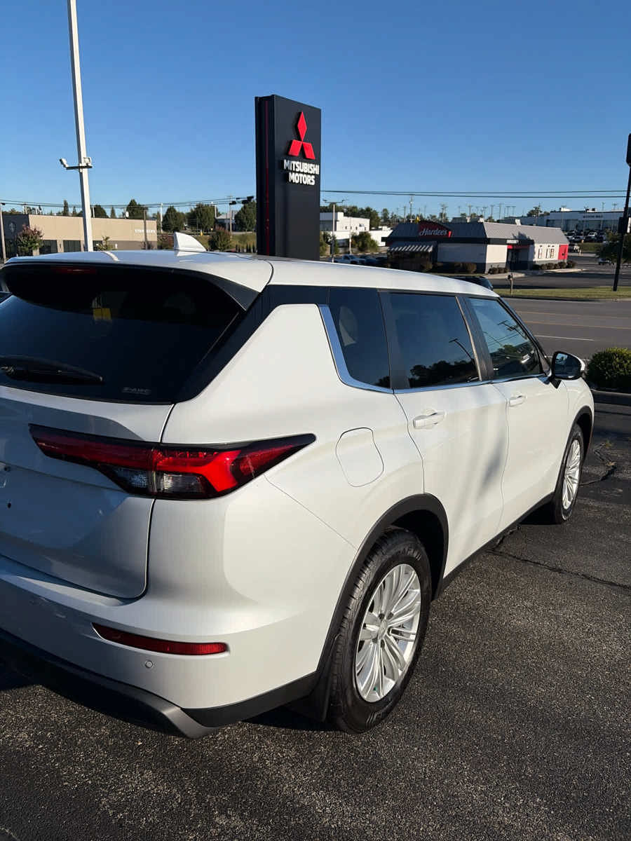 Used 2023 Mitsubishi Outlander ES AWD/4WD image 16