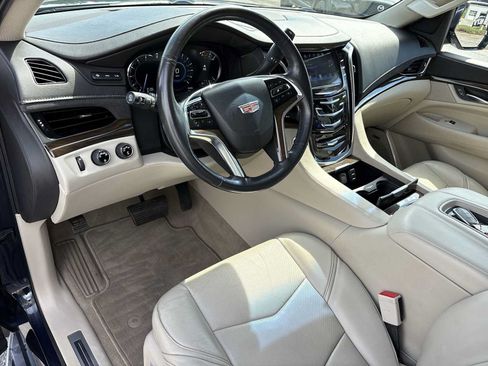 Used 2019 Cadillac Escalade ESV Luxury AWD/4WD image 10