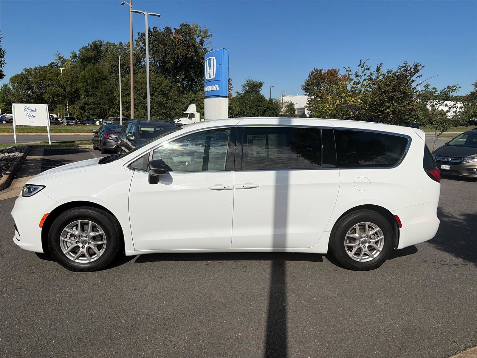 Used 2024 Chrysler Pacifica Touring-L FWD image 4