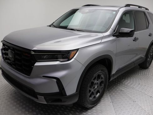 Used 2025 Honda Pilot TrailSport image 2