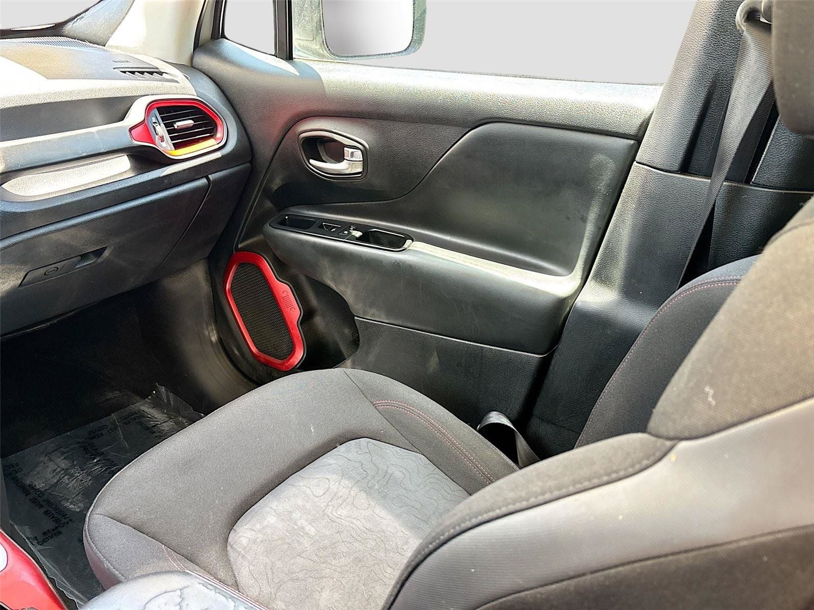 Used 2018 Jeep Renegade Trailhawk w/ UConnect 8.4 Nav Group AWD/4WD image 23