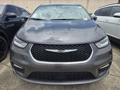 Used 2023 Chrysler Pacifica Touring-L FWD image 7