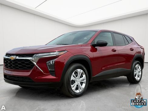 Used 2025 Chevrolet Trax LS image 2