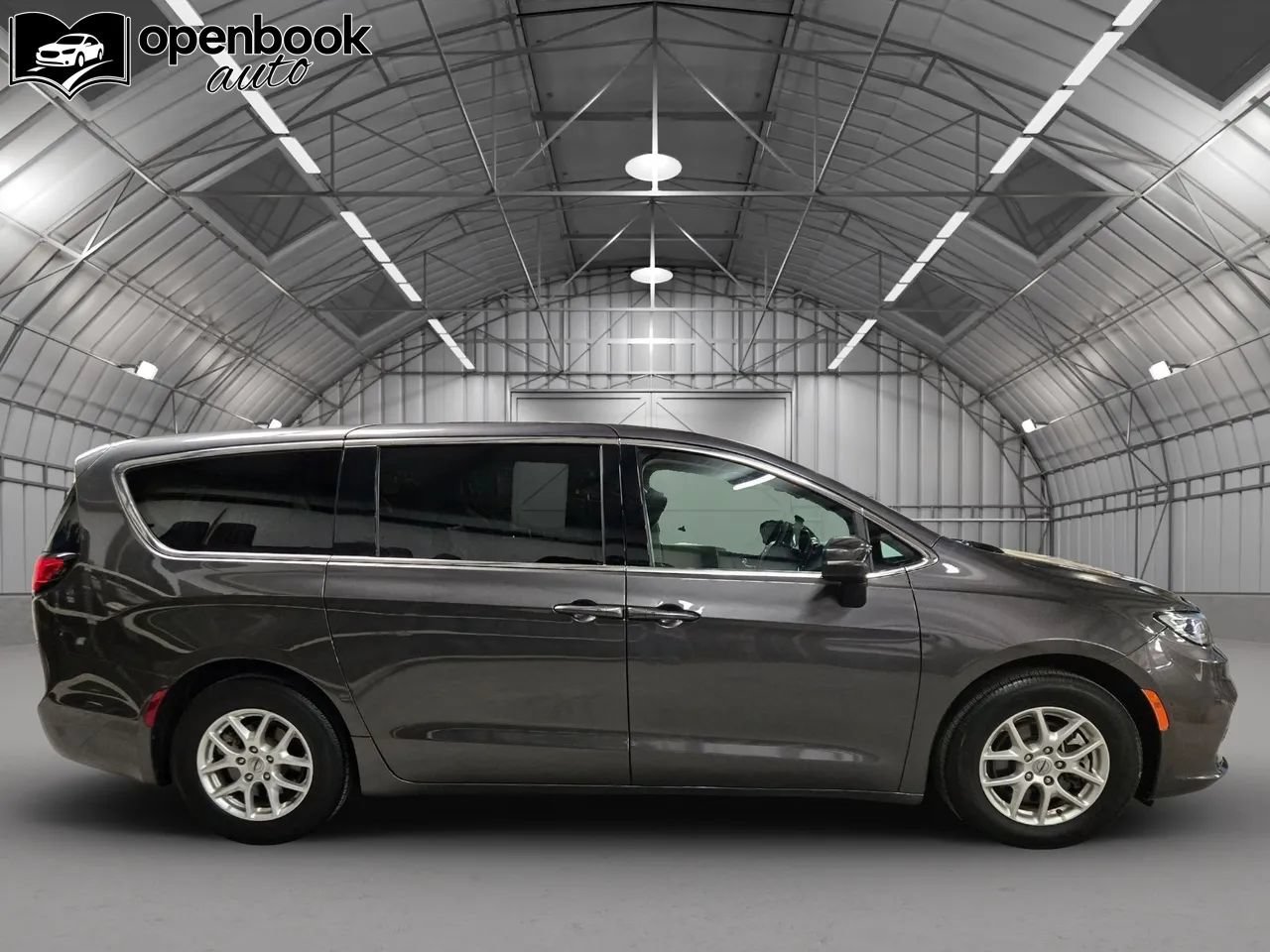 Used 2023 Chrysler Pacifica Touring-L FWD image 4