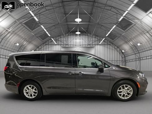 Used 2023 Chrysler Pacifica Touring-L FWD image 4