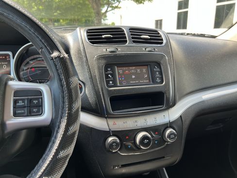 Used 2019 Dodge Journey SE w/ Connectivity Group FWD image 18