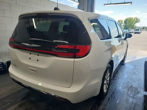 Used 2024 Chrysler Pacifica Touring-L FWD image 6