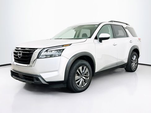 Used 2025 Nissan Pathfinder SV image 3