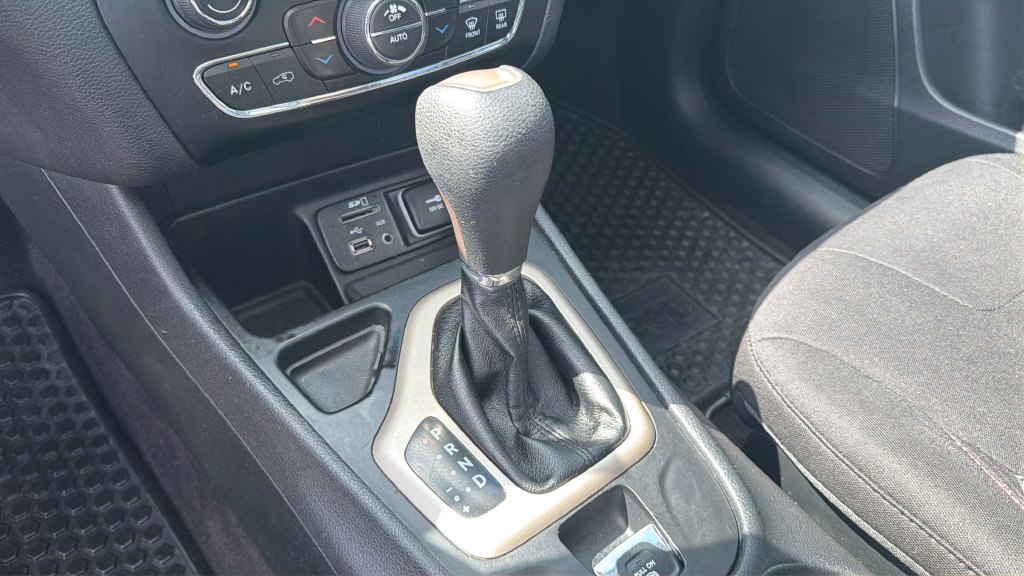 Used 2017 Jeep Cherokee 75th Anniversary FWD image 21